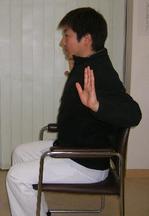 腕をひく